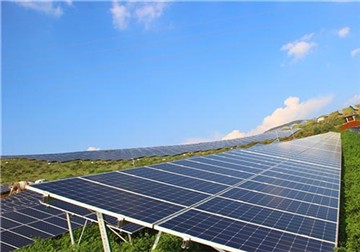 מדוע בריטניה צריכה לאמץ חידושים בייצור חשמל סולארי על אדמה כפרית